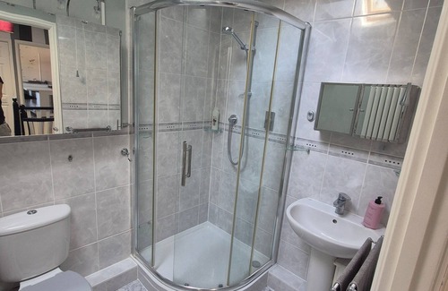 Bury St Edmunds House | 2 bedroom, self contained house with parking spaces, can cater up to 6 people