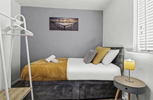 Kettering Apartment | 2 Bedroom Serviced Apartment in Kettering Centre- Northampton, Sleeps 4, free parking, Wifi, Sky, Netflix