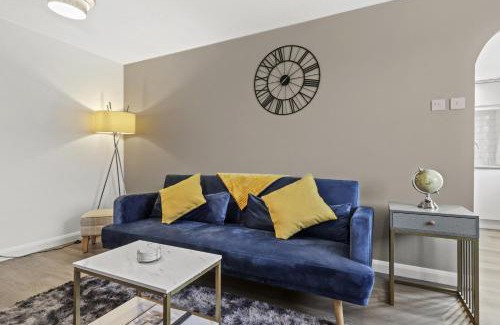 Kettering Apartment | 2 Bedroom Serviced Apartment in Kettering Centre- Northampton, Sleeps 4, free parking, Wifi, Sky, Netflix