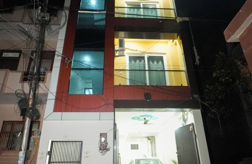 Sigra House | 2 bedroom set with 5 seater sofa in living room, WIFI, AC in Varanasi city.