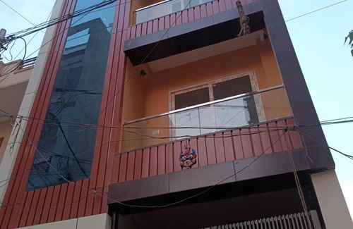 Sigra House | 2 bedroom set with 5 seater sofa in living room, WIFI, AC in Varanasi city.