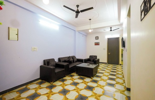 Sigra House | 2 bedroom set with 5 seater sofa in living room, WIFI, AC in Varanasi city.