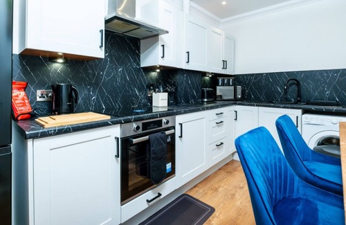 Montrose Apartment | 2-Bedroom – Sleeps 4 Montrose City Centre