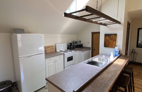 Southampton Apartment | 2 Bedroom, Southampton Apartment Near Beach & Downtown