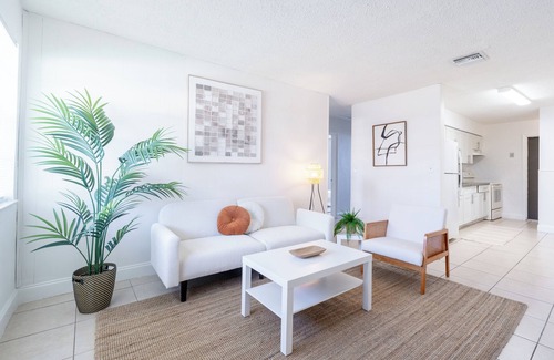 Hollywood Apartment | 2-Bedroom Spacious Home Centrally Located with Free Parking, By Hard Rock Casino