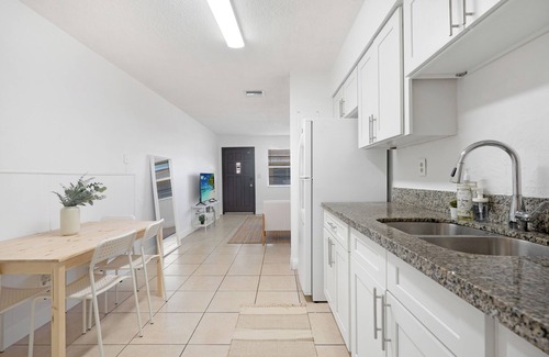 Hollywood Apartment | 2-Bedroom Spacious Home Centrally Located with Free Parking, By Hard Rock Casino