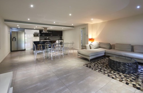 Greater Johannesburg Metropolitan Area Apartment | 2 Bedroom Standard Apartment (common garden)