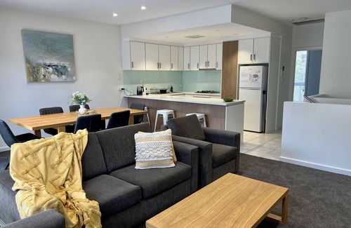 Unley House | 2 Bedroom, Stylish Unley townhouse, 3km from city, double garage.