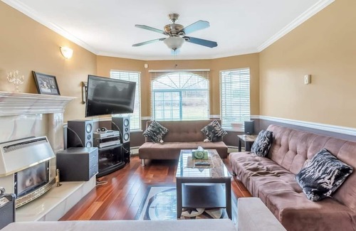 Langley Apartment | 2 bedroom Suite on Acreage with Netflix