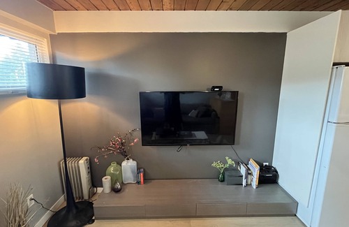 District of North Vancouver Apartment | 2 bedroom Suite, 5 minutes to Deep Cove