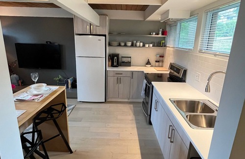 District of North Vancouver Apartment | 2 bedroom Suite, 5 minutes to Deep Cove