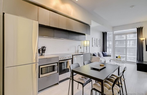 Garden District Apartment | 2 Bedroom Suite near Dundas Square