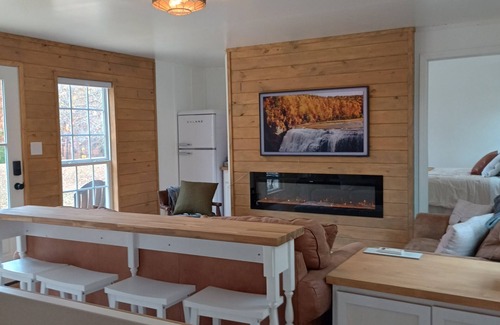 Adamsville Cabin | 2-Bedroom Tiny Home with full kitchen, laundry, wifi, and beautiful pond views