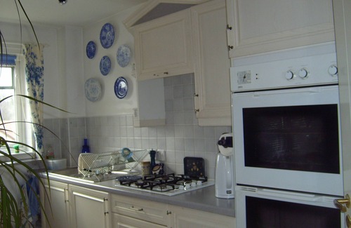Penicuik Apartment | 2 Bedroom Top Floor Flat Within 40 mins of Edinburgh, Good Transport Links