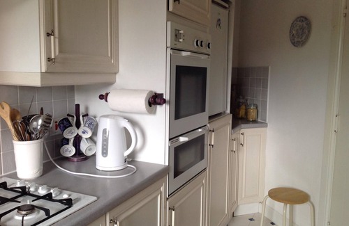 Penicuik Apartment | 2 Bedroom Top Floor Flat Within 40 mins of Edinburgh, Good Transport Links