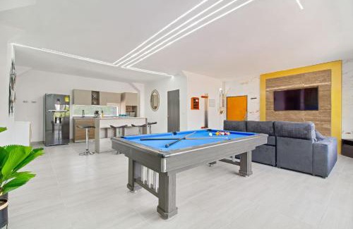Soacha Apartment | 2 bedroom top floor with pool table, 1 block from Lleras park p9