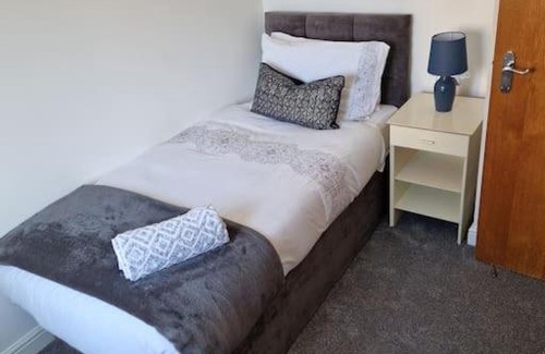 Barnet House | 2 Bedroom Town House Barnet (WIFI + Netflix Included)