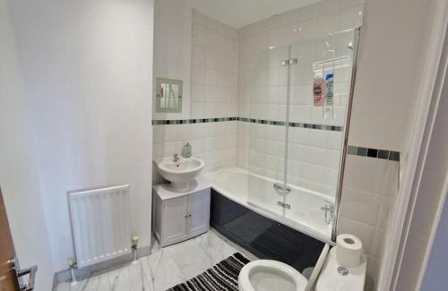 Barnet House | 2 Bedroom Town House Barnet (WIFI + Netflix Included)