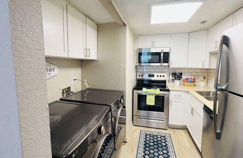 Cumberland House | 2-bedroom townhome in charming Smyrna with AC, WIFI , 4 min to Braves
