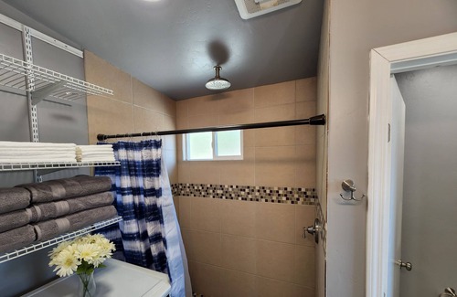 Lincoln Acres House | 2 Bedroom Townhome for your family, conveniently located.