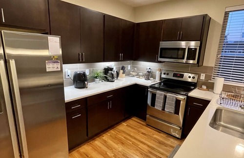 Jefferson Park House | 2 bedroom townhome w fire place & rooftop deck.