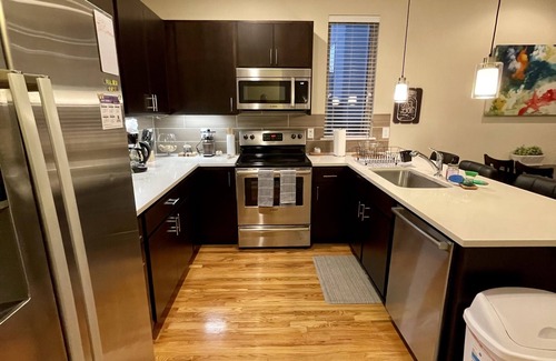 Jefferson Park House | 2 bedroom townhome w fire place & rooftop deck.
