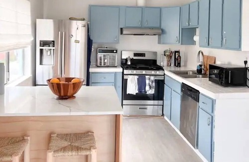 North Redondo House | 2 Bedroom Townhouse with Private Backyard 8 min from the beach