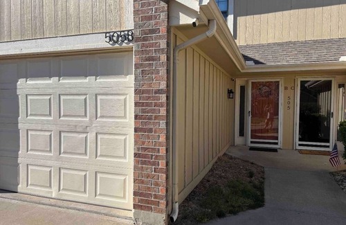 Blue Springs House | 2 Bedroom Townhouse