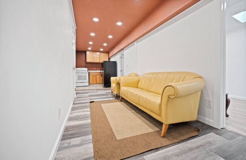 Mosswood Apartment | 2 Bedroom Unit near Park and Bart