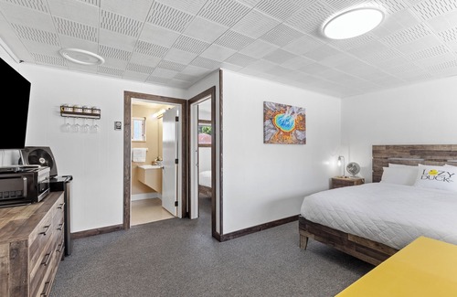 West Yellowstone Hotel | 2 Bedroom Unit! Lazy Duck Inn #16