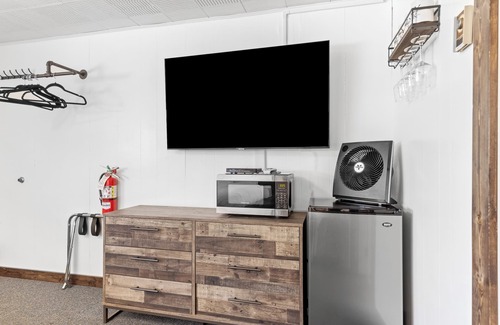 West Yellowstone Hotel | 2 Bedroom Unit! Lazy Duck Inn #16