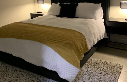 Kingswood Apartment | 2 Bedroom Unit - Wifi -Foxtel - Wheelchair Accessible