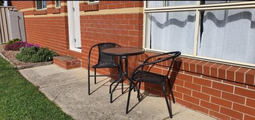 Mount Clear House | 2 Bedroom Unit with Garage and Backyard - Only minutes to Sovereign Hill and Ballarat CBD - Sleeps 1 to 6