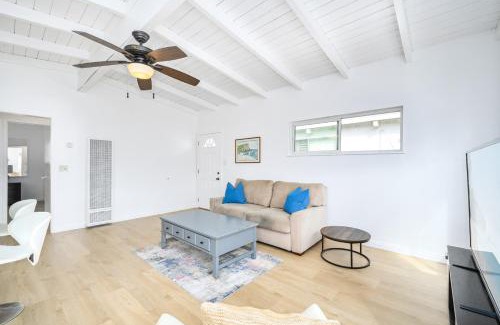 West Newport House | 2 Bedroom Upstairs with Balcony Steps from the Sand