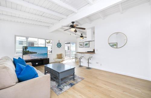 West Newport House | 2 Bedroom Upstairs with Balcony Steps from the Sand