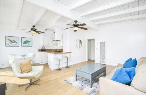 West Newport House | 2 Bedroom Upstairs with Balcony Steps from the Sand