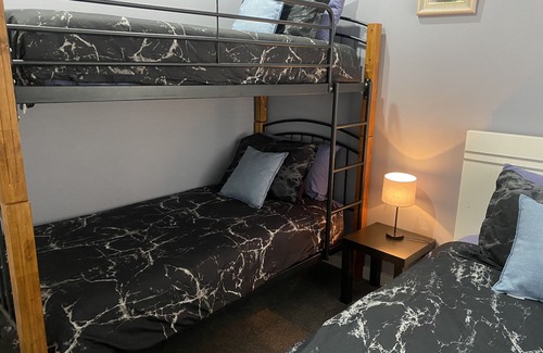 Thirlmere Villa | 2 Bedroom Villa Thirlmere Walk to Town