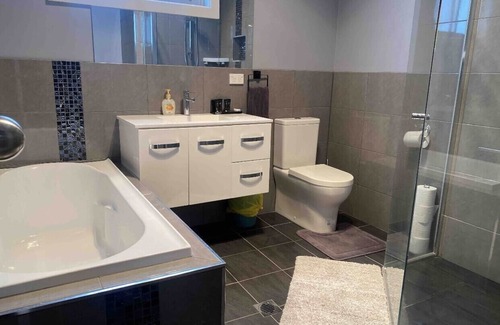 Thirlmere Villa | 2 Bedroom Villa Thirlmere Walk to Town