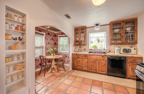 Folsom House | 2-bedroom vintage bungalow in historic Folsom