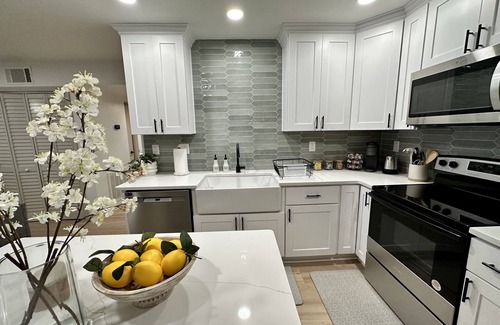 East Ocean View Apartment | 2 Bedroom w/King Beds walk to beach - top floor 7
