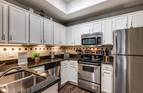 Oak Lawn Apartment | 2-bedroom Walk to West Village & Katy Trail!, GYM, FREE parking, WiFi