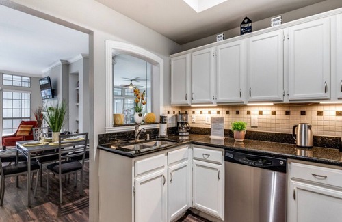Oak Lawn Apartment | 2-bedroom Walk to West Village & Katy Trail!, GYM, FREE parking, WiFi
