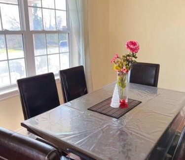 Tyendinaga House | 2 Bedroom with free parking-upto 10 parking space
