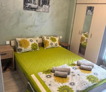 Hristo Botev Apartment | 2-Bedroom with Private Parking fast WiFi 3-AirCon 3-SmartTVs WorkDesk Youtube Premium and Netflix