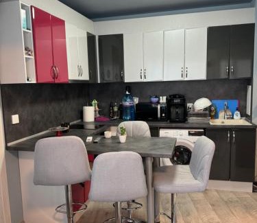 Hristo Botev Apartment | 2-Bedroom with Private Parking fast WiFi 3-AirCon 3-SmartTVs WorkDesk Youtube Premium and Netflix