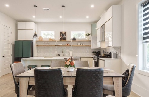 Berry Hill House | 2 Bedroom - Workspace - 2 Car Garage!