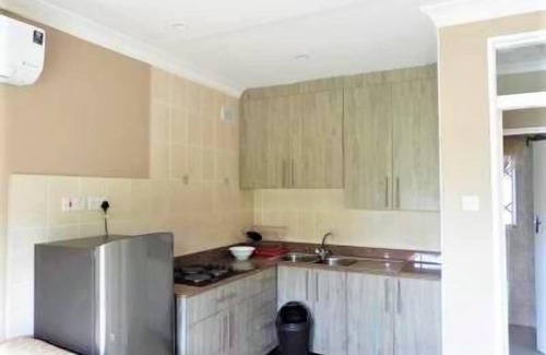 Harare Apartment | 2 bedroomed apartment with en-suite and kitchenette - 2064