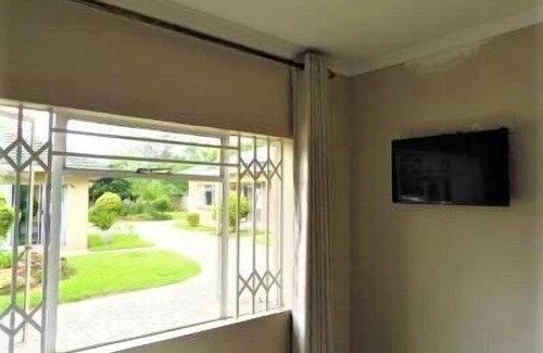 Harare Apartment | 2 bedroomed apartment with en-suite and kitchenette - 2064