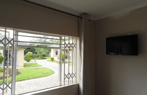 Harare Apartment | 2 bedroomed apartment with en-suite and kitchenette - 2070