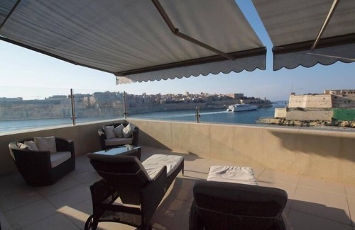 Senglea Apartment | 2 Bedroomed Seafront Penthouse, fully Air Conditioned, with a breathtaking View